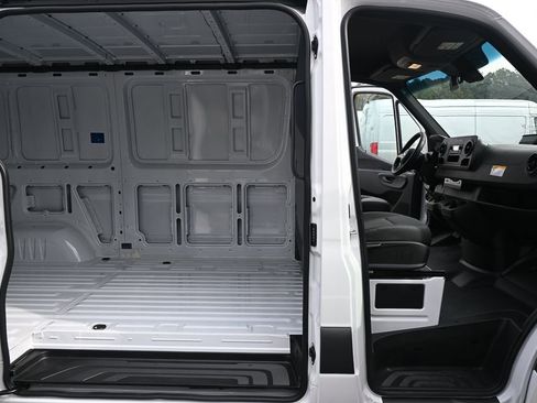 Used 2025 Mercedes-Benz Sprinter 2500 image 21