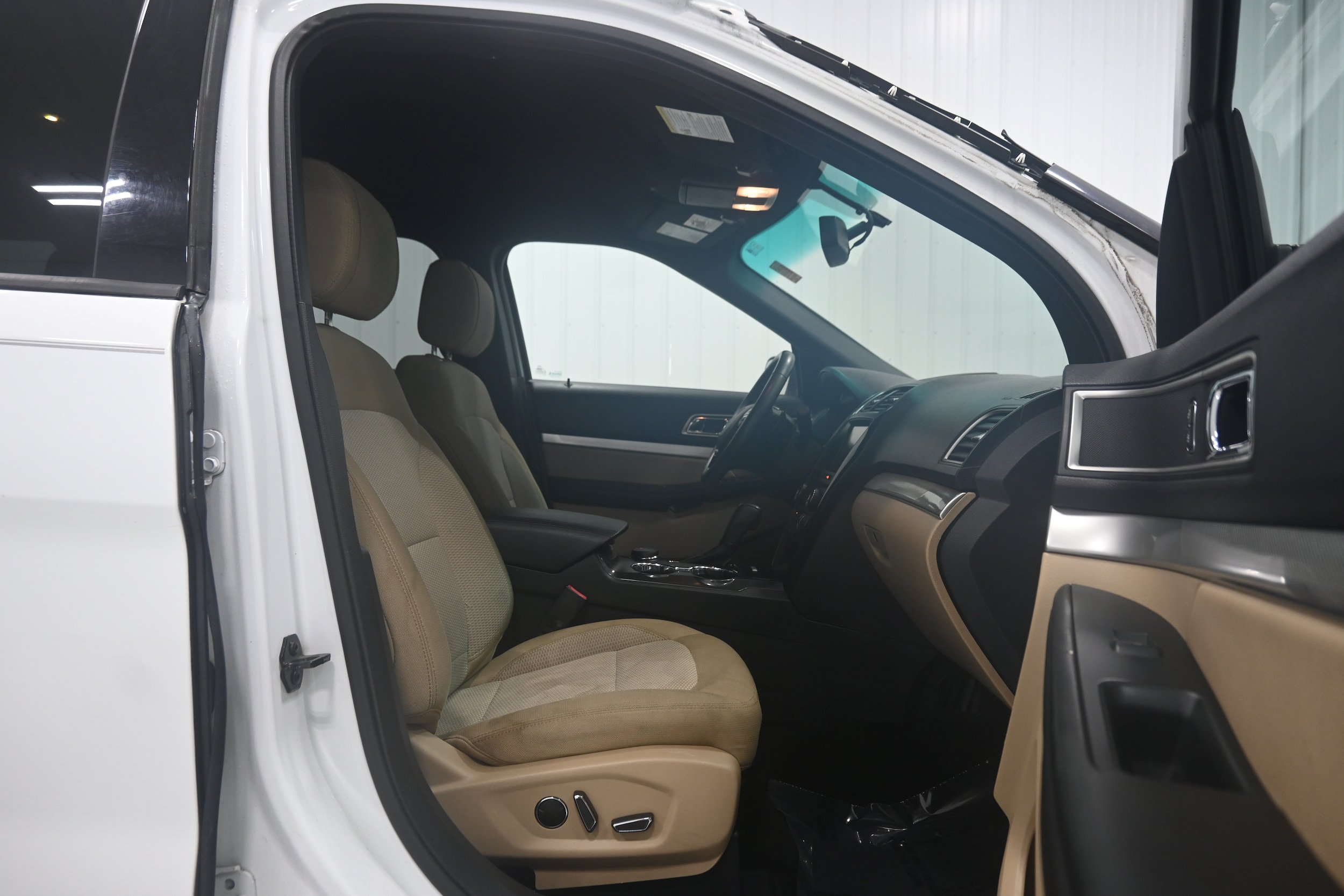 Used 2016 Ford Explorer XLT w/ Equipment Group 201A AWD/4WD image 22