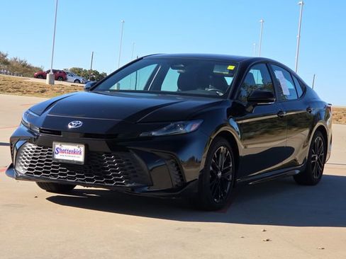 Used 2025 Toyota Camry SE FWD image 3
