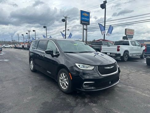 Used 2024 Chrysler Pacifica Touring-L image 2