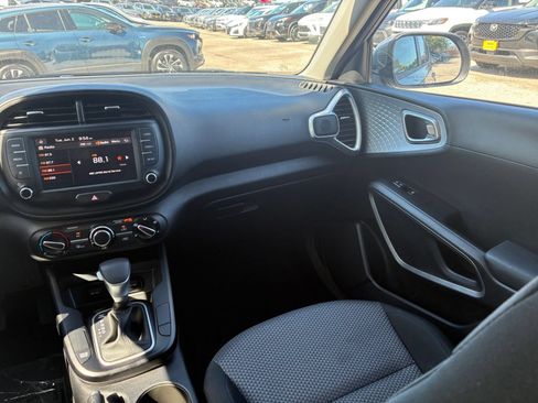 Used 2025 Kia Soul LX w/ LX Technology Package FWD image 25