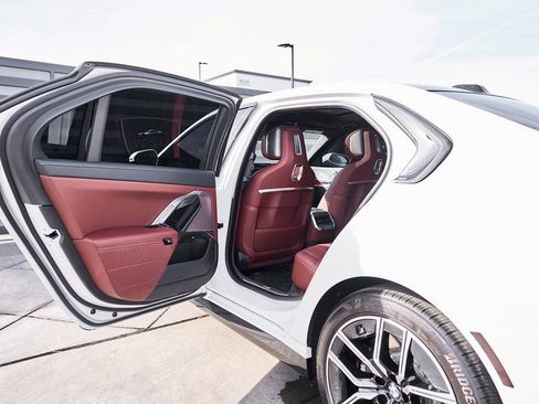 Used 2025 BMW 760i xDrive w/ Premium Package image 29