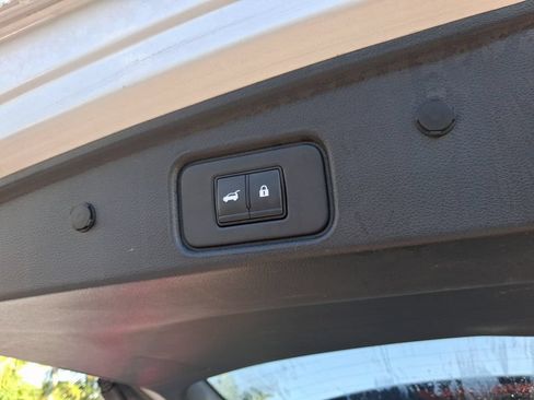 Used 2023 Nissan Pathfinder SL FWD image 14