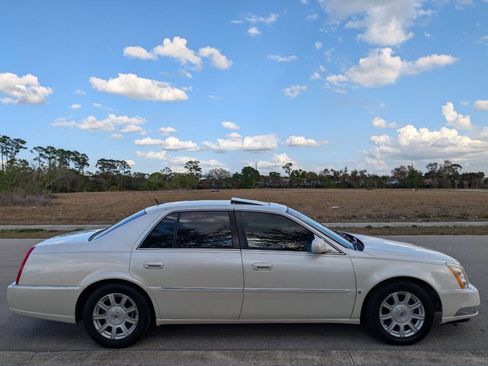Used 2008 Cadillac DTS Luxury I w/ Sun And Sound Package image 5
