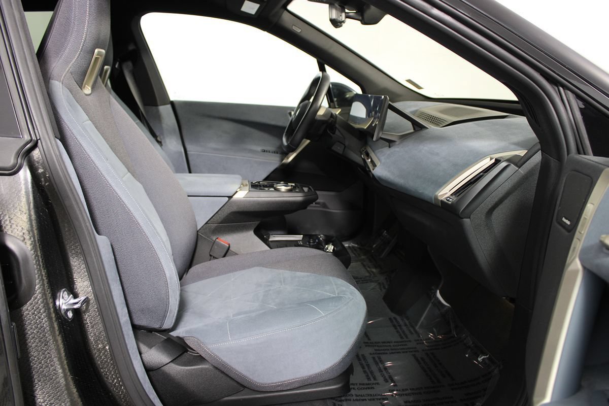 Used 2023 BMW iX xDrive50 w/ Sport Package AWD/4WD image 10