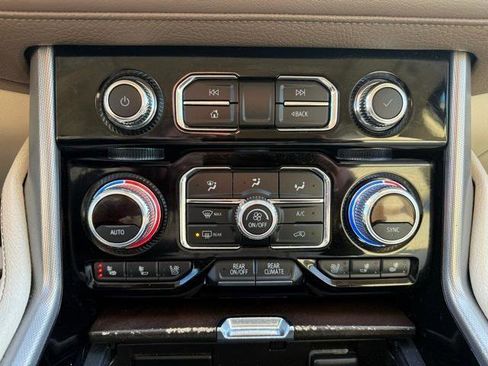 Used 2021 GMC Yukon Denali w/ Denali Premium Package image 33