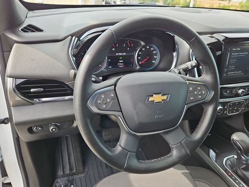 Used 2023 Chevrolet Traverse LT FWD image 11