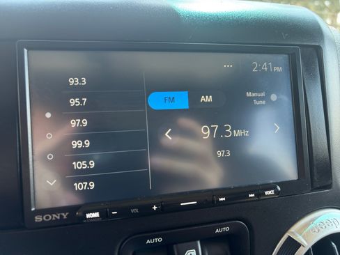Used 2017 Jeep Wrangler Unlimited Sahara w/ Connectivity Group AWD/4WD image 22