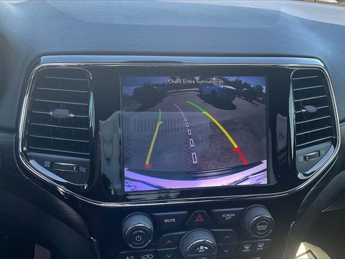 Used 2019 Jeep Grand Cherokee Laredo image 21