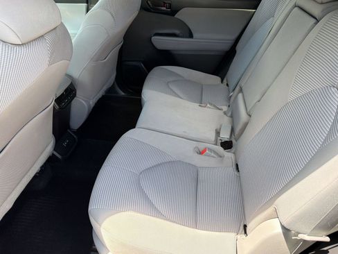 Used 2022 Toyota Highlander LE FWD image 23