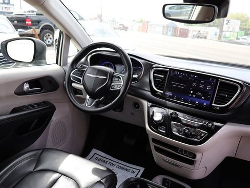 Used 2023 Chrysler Pacifica Touring-L FWD image 16