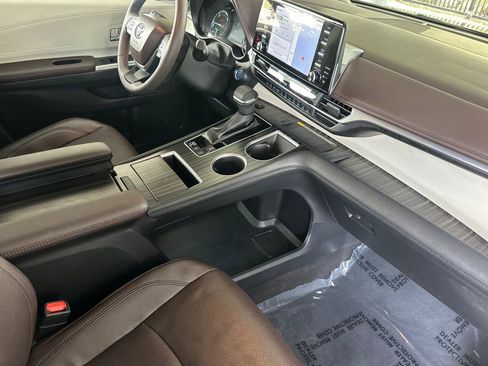 Certified 2024 Toyota Sienna Platinum image 20
