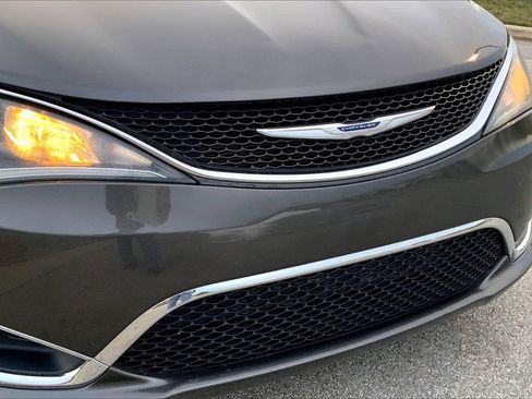 Used 2019 Chrysler Pacifica Touring-L image 24
