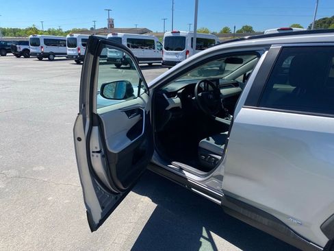 Used 2022 Toyota RAV4 XLE image 10