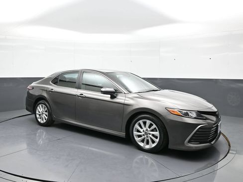 Used 2021 Toyota Camry LE AWD/4WD image 4