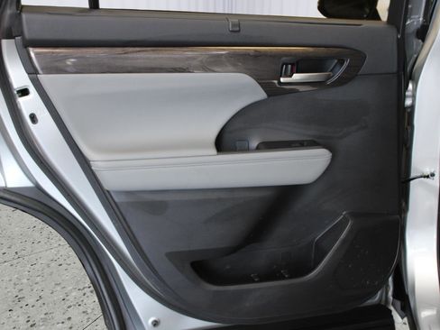 Used 2024 Toyota Highlander Platinum image 41