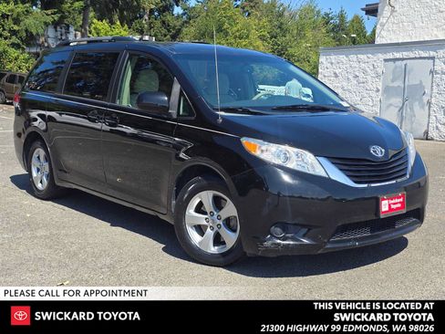 Used 2014 Toyota Sienna LE FWD image 1
