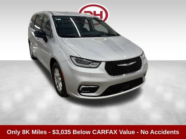 Used 2024 Chrysler Pacifica Touring-L FWD image 1