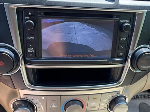 Used 2013 Toyota Highlander Plus AWD/4WD image 28