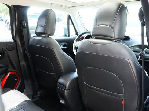 Used 2019 Jeep Renegade Trailhawk image 28