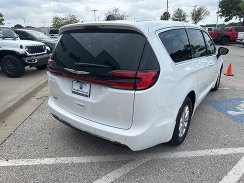 New 2026 Chrysler Pacifica Select image 30