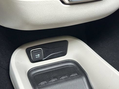 Used 2023 Chrysler Pacifica Touring-L FWD image 37