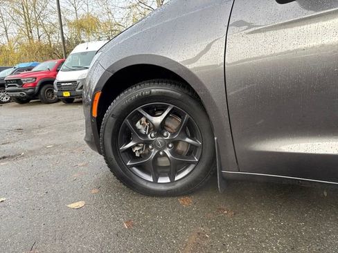 Used 2020 Chrysler Pacifica Touring-L Plus image 28