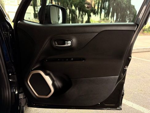 Used 2015 Jeep Renegade Latitude w/ Popular Equipment Group image 27