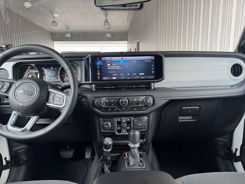 Used 2025 Jeep Wrangler Sahara image 17