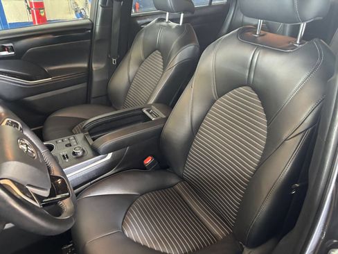 Used 2025 Toyota Highlander XSE AWD/4WD image 36