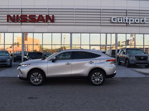 Used 2021 Toyota Venza Limited image 3