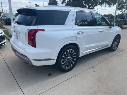 Used 2023 Hyundai Palisade Calligraphy image 3