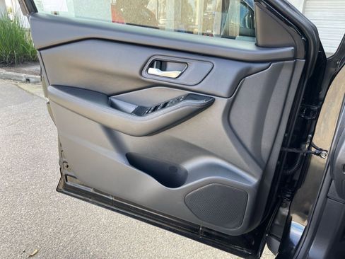 Used 2025 Nissan Rogue SV image 18