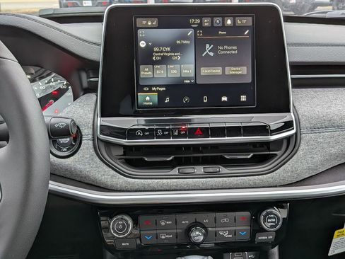 New 2026 Jeep Compass Latitude image 18