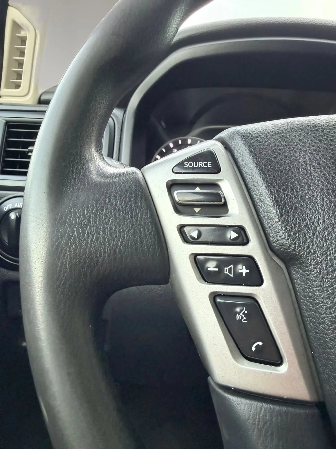 Used 2022 Nissan Titan SV AWD/4WD image 16