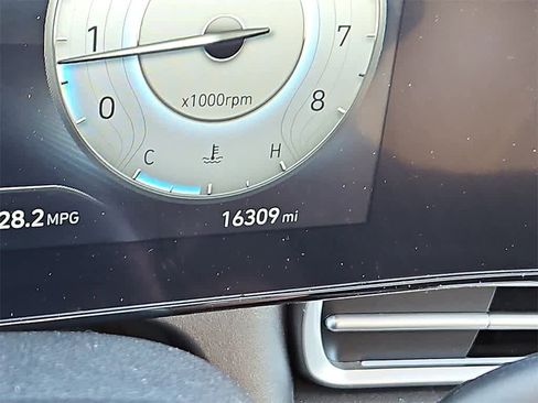 Used 2024 Hyundai Elantra SEL w/ Convenience Package image 21