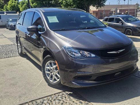Used 2023 Chrysler Voyager LX FWD image 3