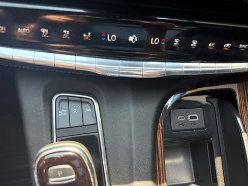 Used 2023 Cadillac Escalade Premium Luxury AWD/4WD image 32