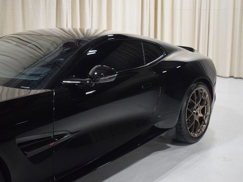 Used 2025 Aston Martin Vanquish image 2