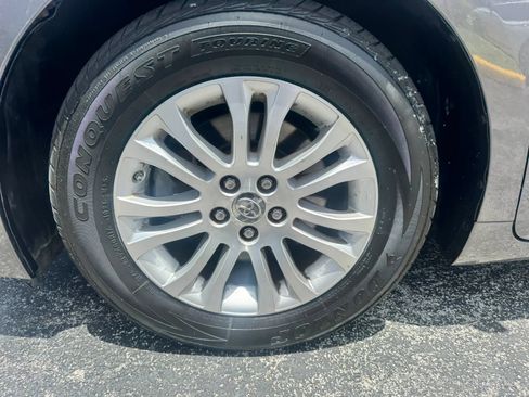 Used 2015 Toyota Sienna XLE w/ XLE Navigation Package FWD image 40