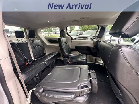 Used 2024 Chrysler Pacifica Touring-L FWD image 6