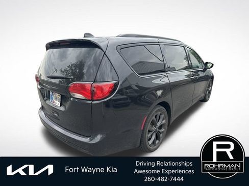 Used 2020 Chrysler Pacifica Touring-L w/ S Appearance Package FWD image 6