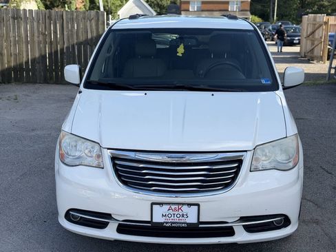 Used 2013 Chrysler Town & Country Touring FWD image 4