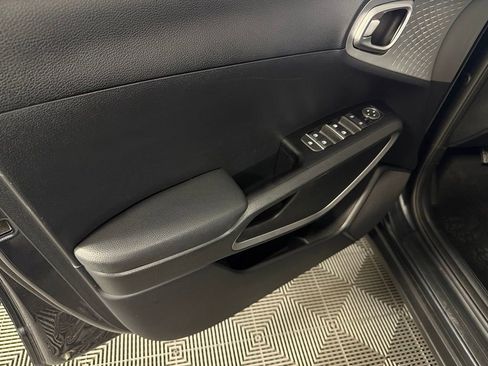 Used 2025 Kia Soul LX w/ LX Technology Package FWD image 24