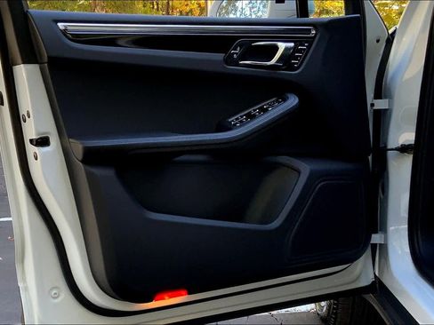 Used 2025 Porsche Macan image 20