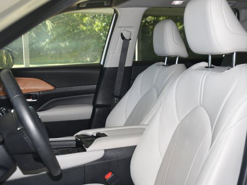 Used 2024 Toyota Grand Highlander Limited image 13