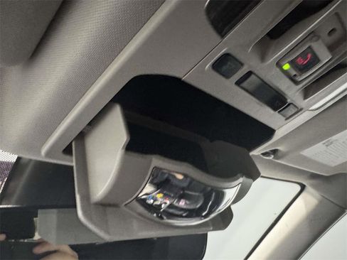 Used 2022 Toyota Highlander XLE image 29