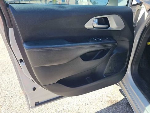 Used 2020 Chrysler Pacifica Touring w/ S Appearance Package FWD image 11