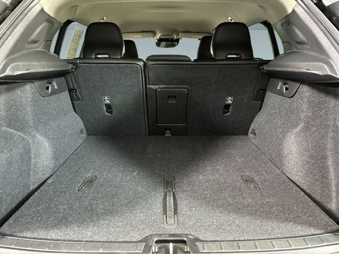 Certified 2022 Volvo XC40 T5 Momentum image 39