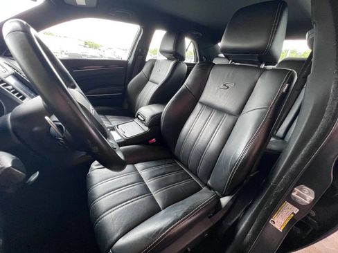 Used 2018 Chrysler 300 S image 11